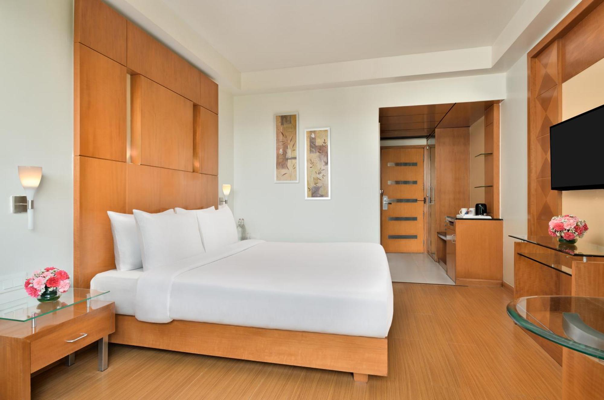 Club Single Room - Disability Access Non-Smoking: Complimentary 4 pcs laundry/nights(T&C apply), complimentary minibar/ night, B1G1 at FireBall Bar(11AM - 8PM) on House Brand, 20% off on F&Soft Beverages, Early Checkin by 2hrs(SAV), 20% off on SPA